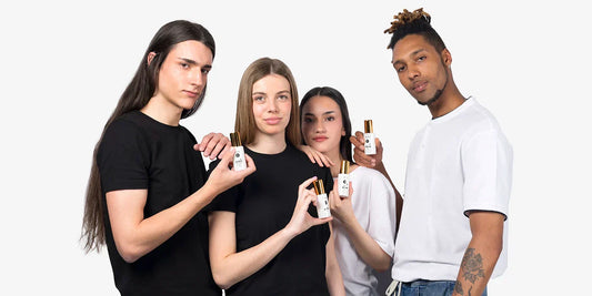 Grupo de quatro jovens modelos mostrando os produtos de cuidado facial Divain Care.