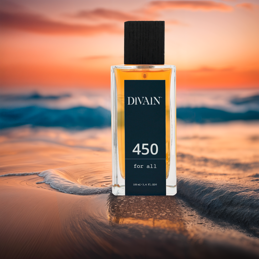 Perfume divain-450 à beira-mar coberto pelas ondas ao fundo