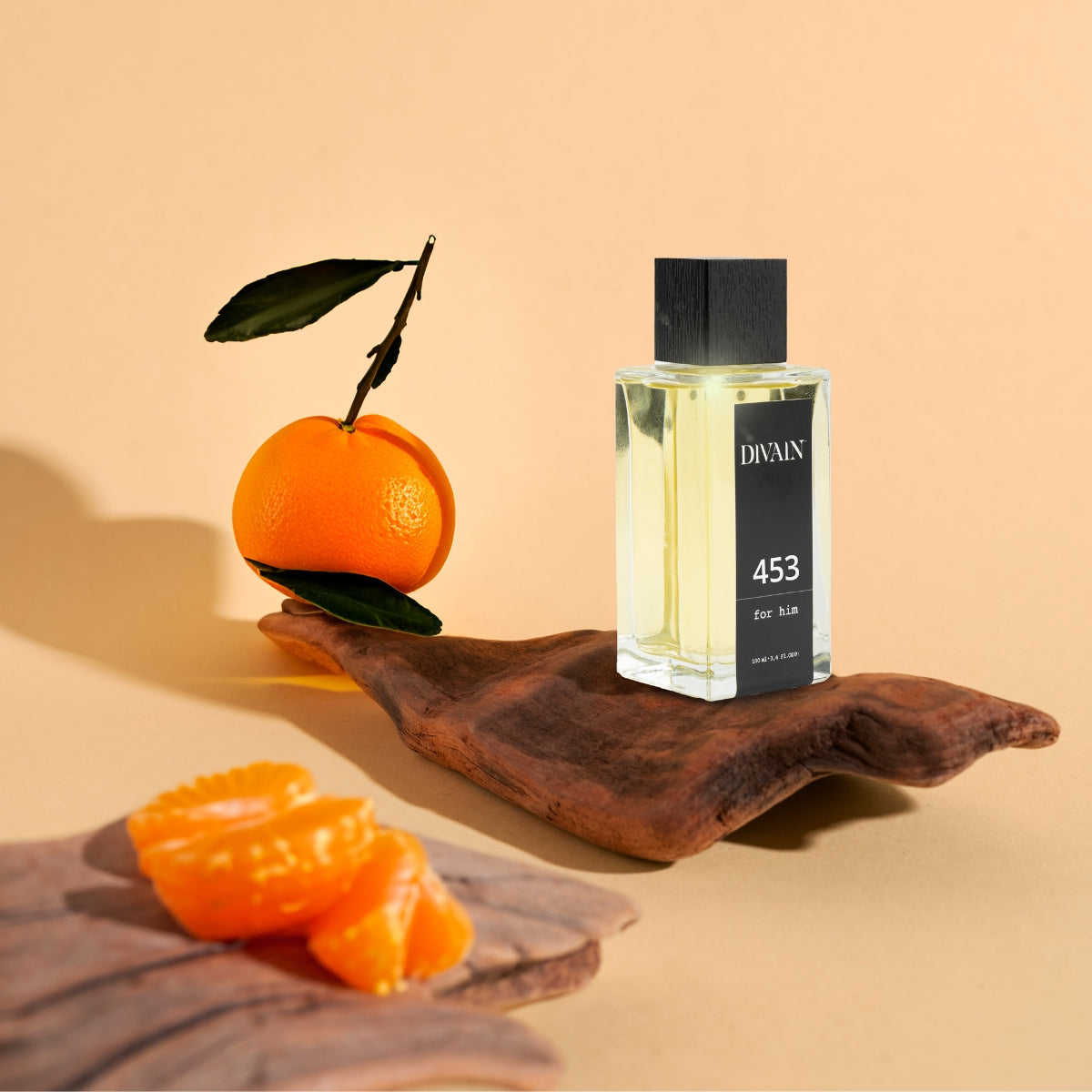 Perfume divain-453 rodeado pelas suas notas olfactivas como a laranja