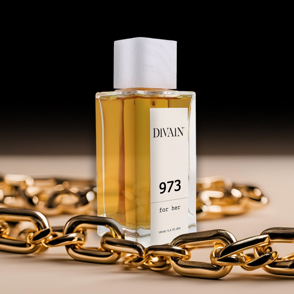 Perfume divain-973 rodeado por uma corrente de ouro que dá uma sensação de luxo.